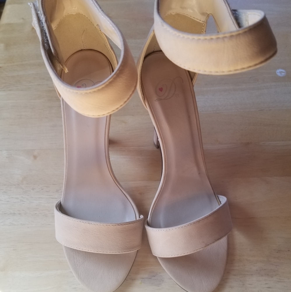 High fashion shoe  tan new heels - Picture 3 of 3